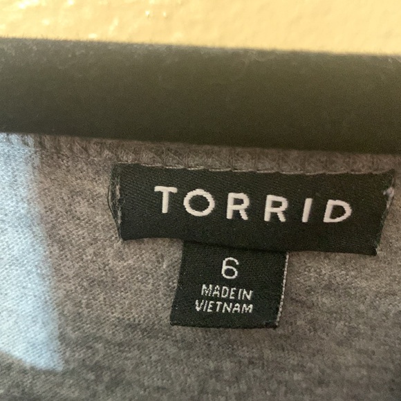 #499 size 6 Torrid Gray Floral Tank Top with cool details in front - Picture 2 of 5